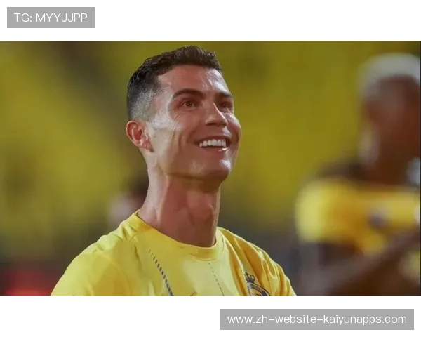 C罗新耳钉太闪,球迷表示被晃到:这次是真的“光芒万丈”! C罗新耳钉太闪,球迷表示被晃到:这次是真的“光芒万丈”!